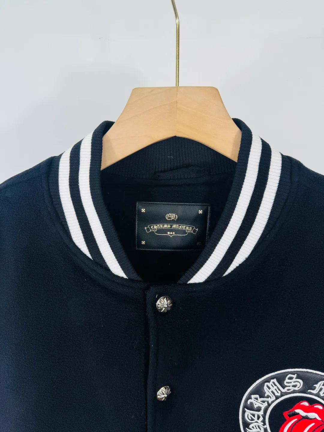 P520 top version 🐮 Real shot without P, ​​different from market products] Chrome Hearts 🍁Winter clothing is coming🍁 Sanskrit cross woolen leather sleeves spliced ​​baseball embroidered cotton jacket, heavy embroidery ➕ both sleeves and whole leather, counter synchronization, heavy industry! ! Customized version of thickened woolen fabric, silk lining, customized version of hardware, not the ordinary version on the market! ! Recommended color: wool with leather Code numbers: S, M, L, XL